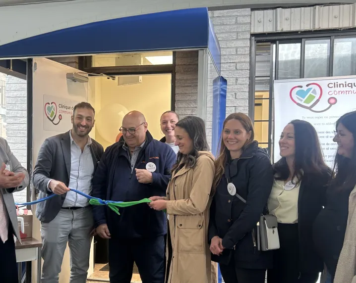 Inauguration de la clinique de rue communautaire à l'Aiguillage à Vaudreuil-Dorion: David Gaulin directeur des programmes santé mentale et dépendance (CISSSMO) Dr David-Martin Milot, directeur de santé publique de la Montérégie (CISSSMC), John Glaudu, directeur de l'Aiguillage, Kate Lewis, coordonnatrice de l'Aiguillage, Stéphanie Potvin, infirmière clinicienne à la clinique de rue communautaire (CISSSMO), Amélie Roy, conseillère cadre spécialisée en soins infirmiers (CISSSMO), Annie Rouleau, conseillère