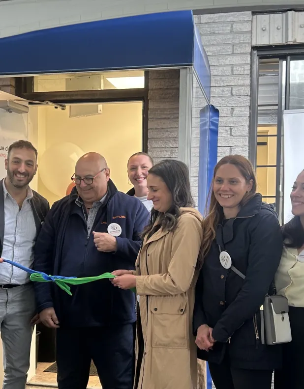 Inauguration de la clinique de rue communautaire à l'Aiguillage à Vaudreuil-Dorion: David Gaulin directeur des programmes santé mentale et dépendance (CISSSMO) Dr David-Martin Milot, directeur de santé publique de la Montérégie (CISSSMC), John Glaudu, directeur de l'Aiguillage, Kate Lewis, coordonnatrice de l'Aiguillage, Stéphanie Potvin, infirmière clinicienne à la clinique de rue communautaire (CISSSMO), Amélie Roy, conseillère cadre spécialisée en soins infirmiers (CISSSMO), Annie Rouleau, conseillère